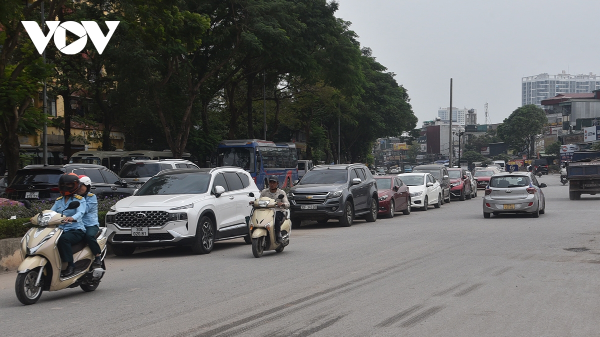 Hà Nội: Bãi xe "mọc" giữa lòng đường của dự án thi công dở dang